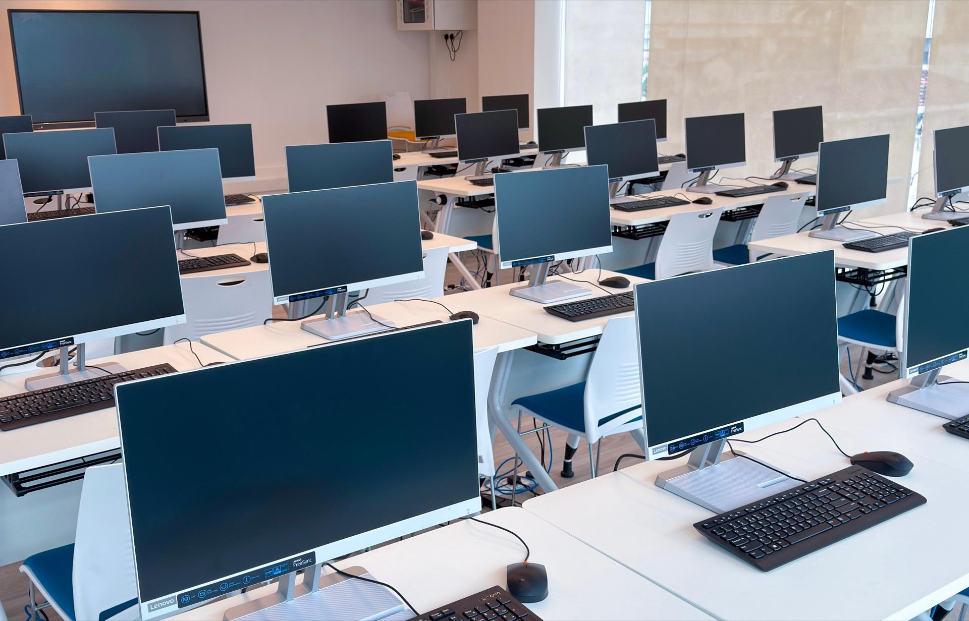 Students working in the CIC computer lab