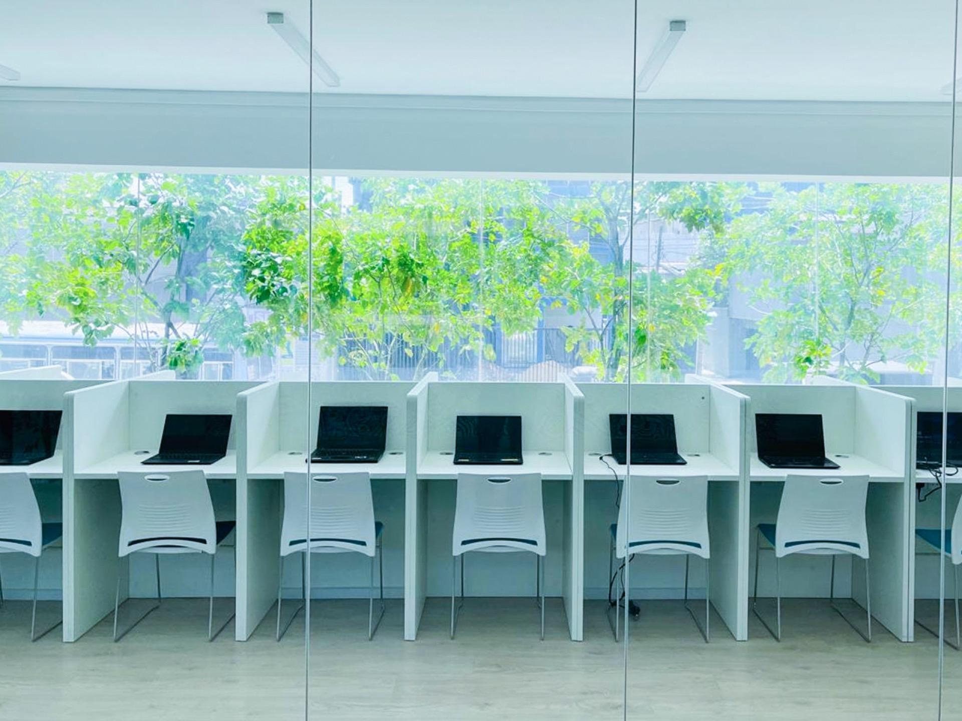 Students in the CIC e-library